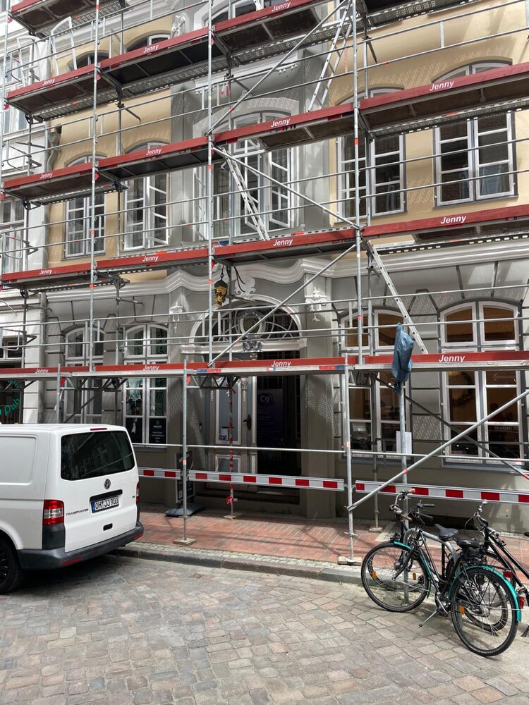 Dieselbe Fassade eingerüstet vor den Arbeiten