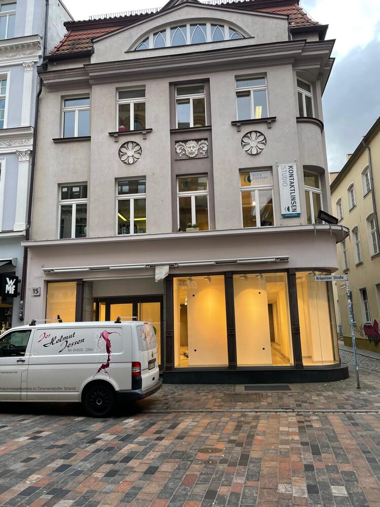 Firmenwagen des Malerbetriebs Jessen vor einem historischen Altstadthaus